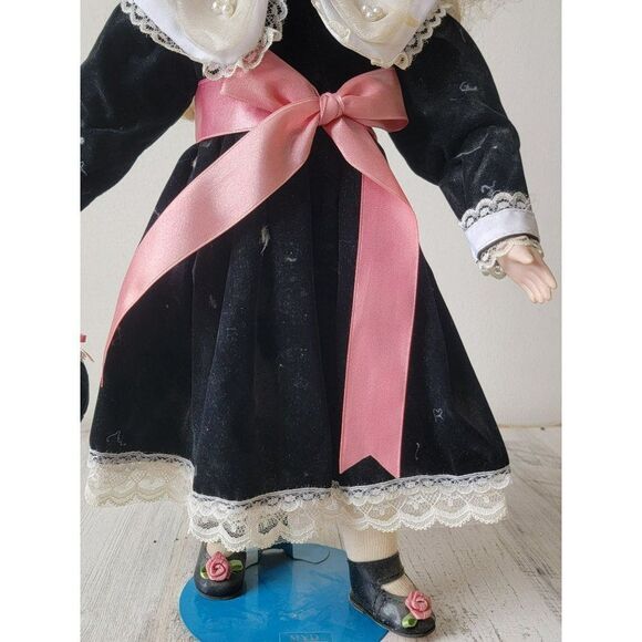 Brinn's Lindsey porcelain doll collectible decor figure - Picture 3 of 16